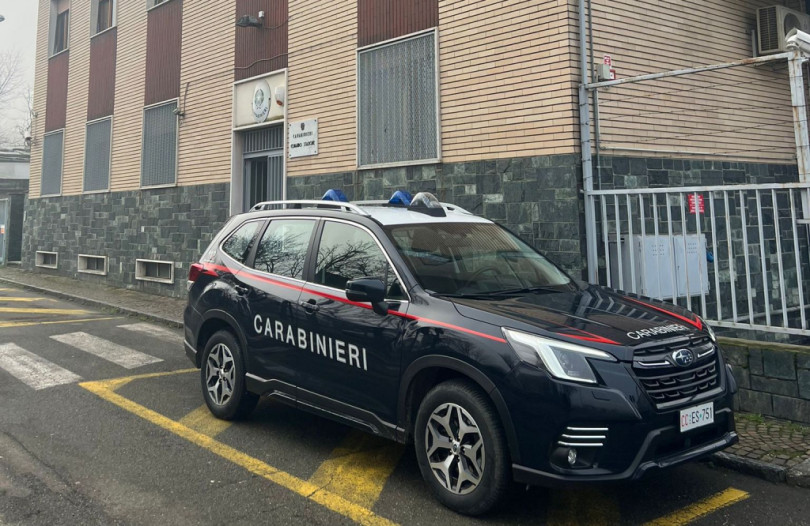 Rubano il bancomat ad un'anziana e tentano di prelevare denaro